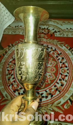 পিতলের পদ্মফুল ও লতা পাতার হাতে নকশা করা ফুলদানি।